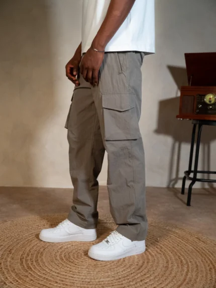 Essential Parachute Cargo Pants Olive. (1)